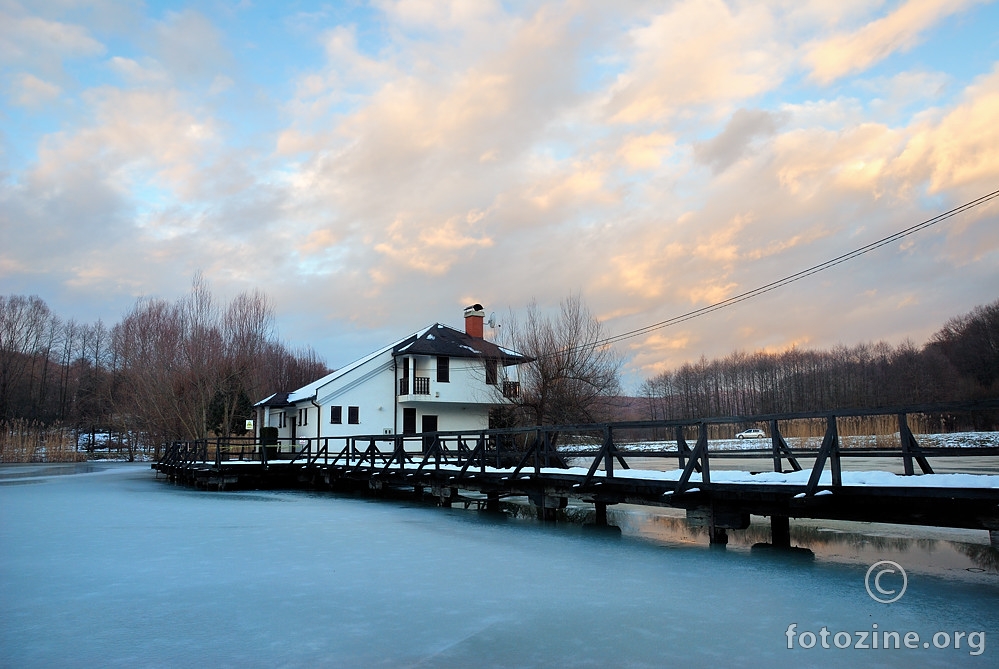 Kuća na smrznutom jezeru