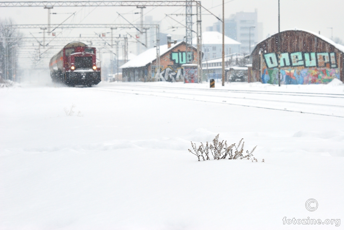 Vlak i grad u snijegu