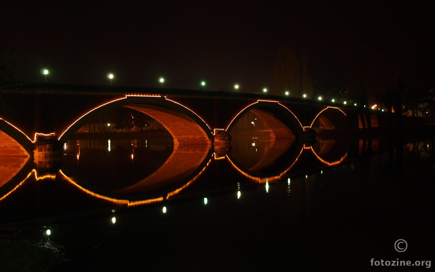 Sisak Stari Most at night