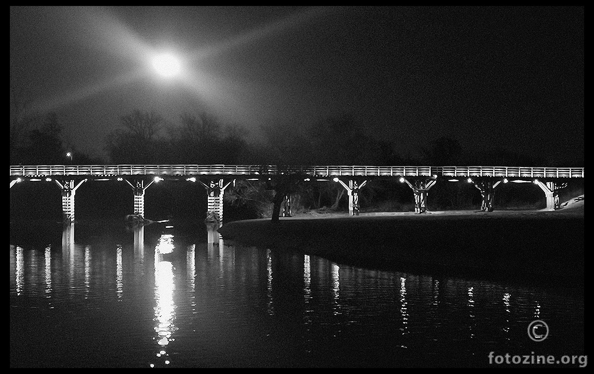 Mjesec nad mostom