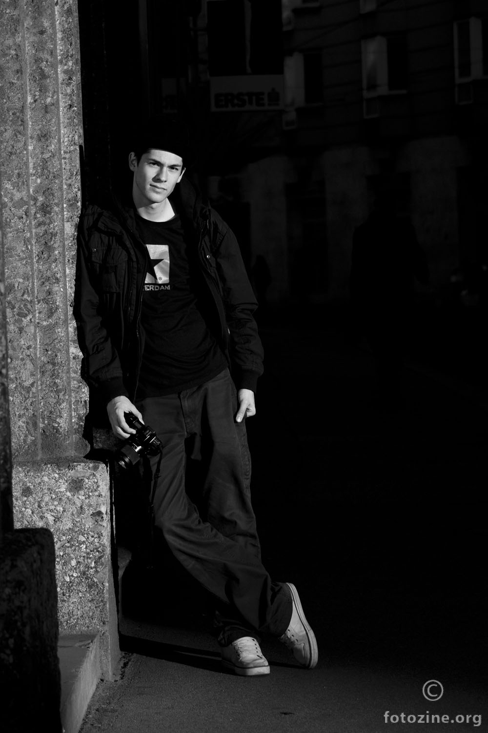 Fotograf (sa) tamne strane ulice