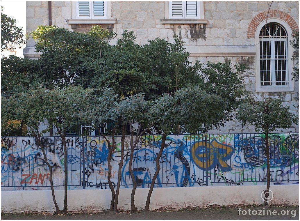  grafiti i plava ograda