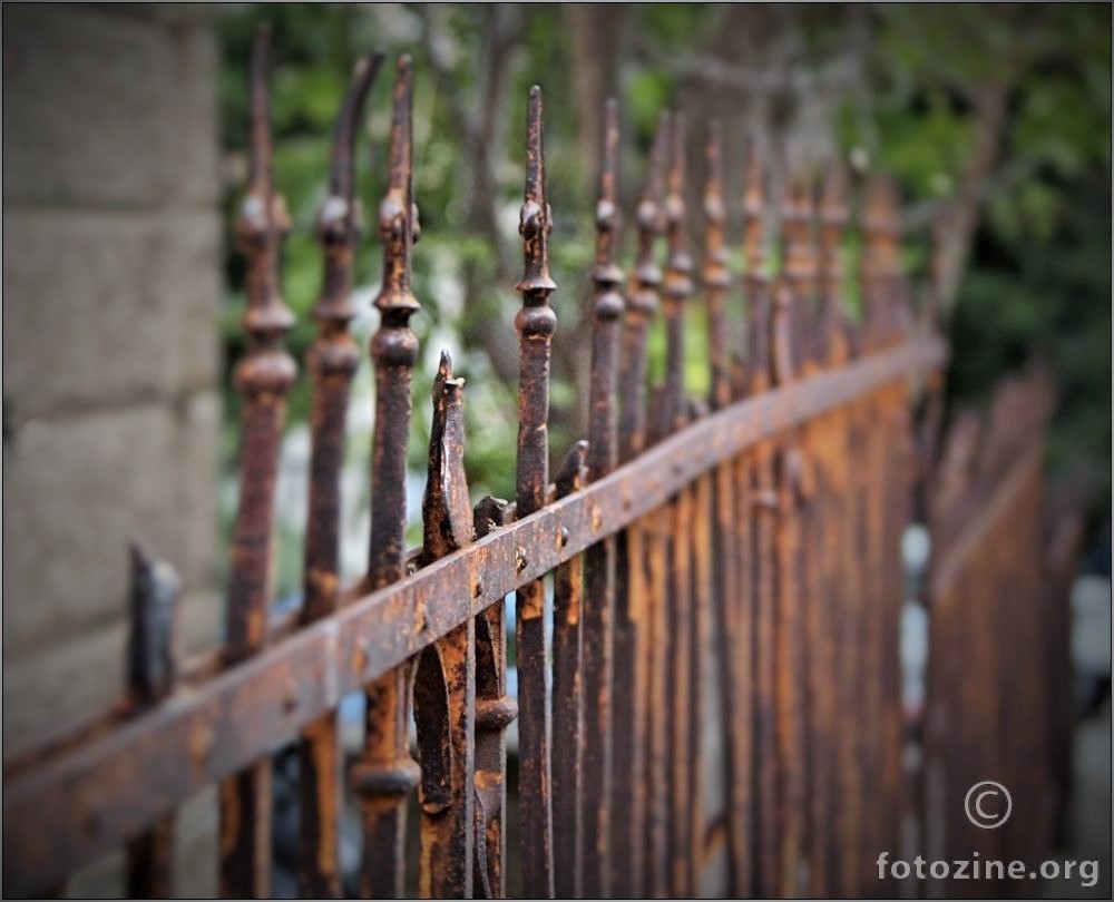 stara ograda uz neku kuću