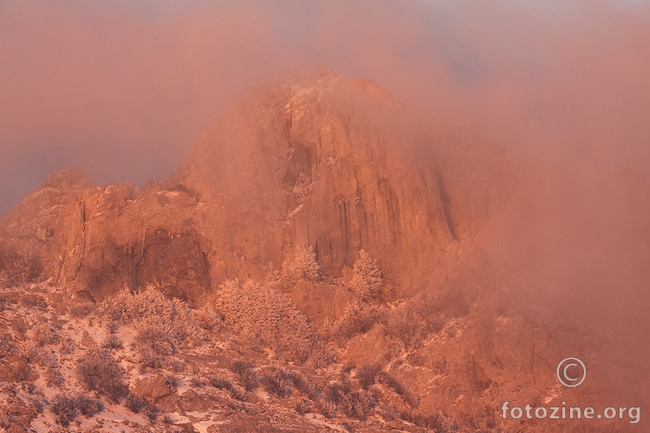 ledeno-vatrena zora na Velebitu