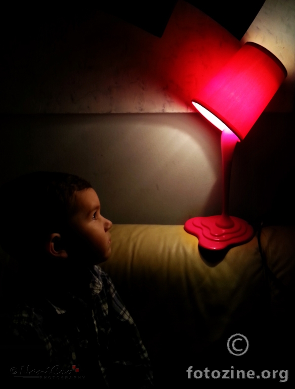 Dječak i lampa prolivene boje...