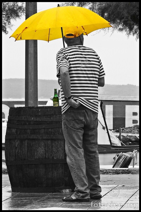 pivo, žuti kišobran, kiša ...