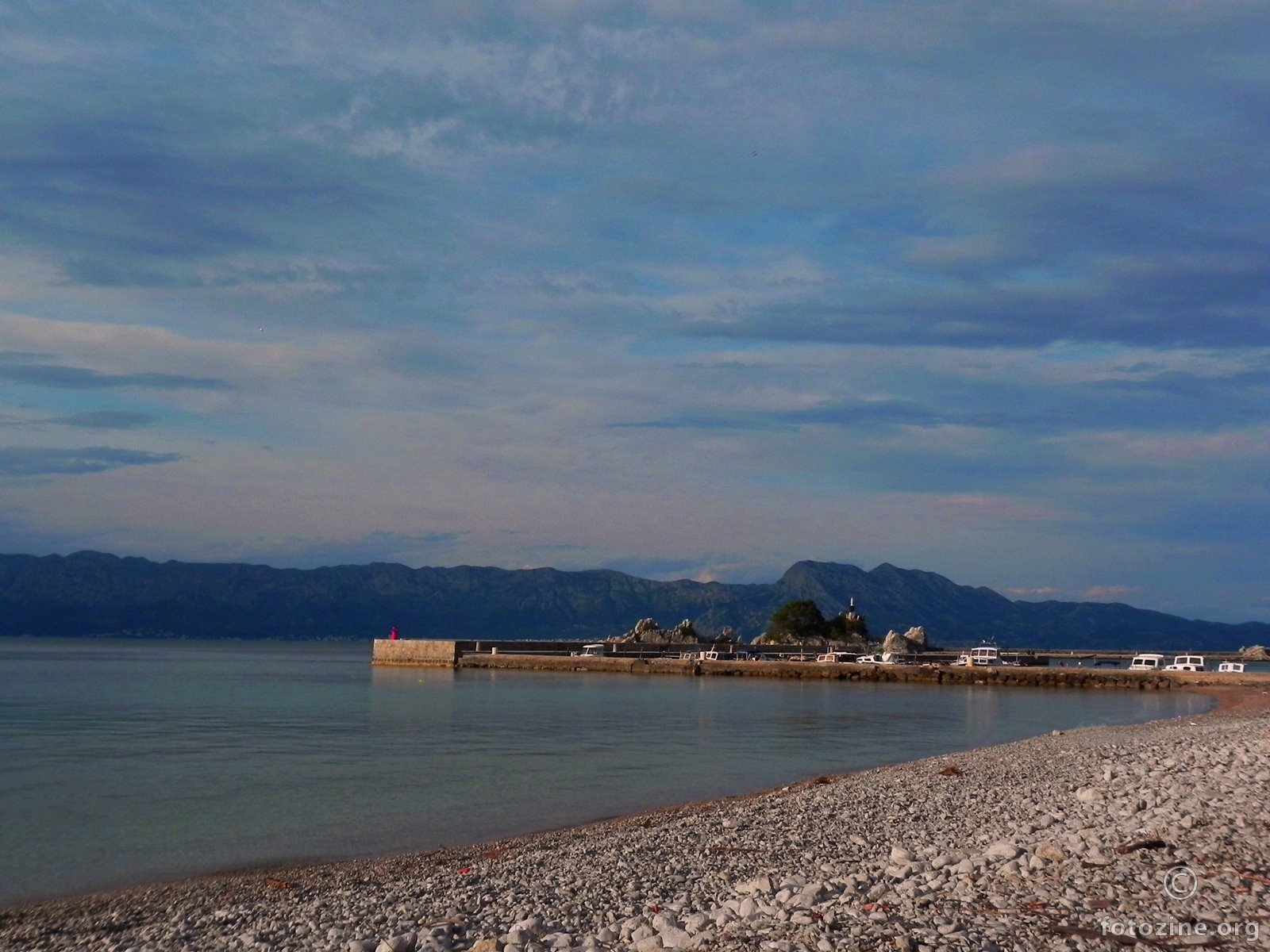 Plaža ispred Hotela sa lučicom