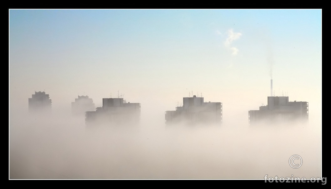 zgrade u magli