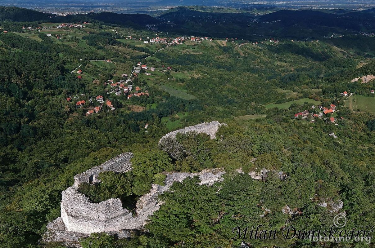 zidine starog grada Okića i okolica