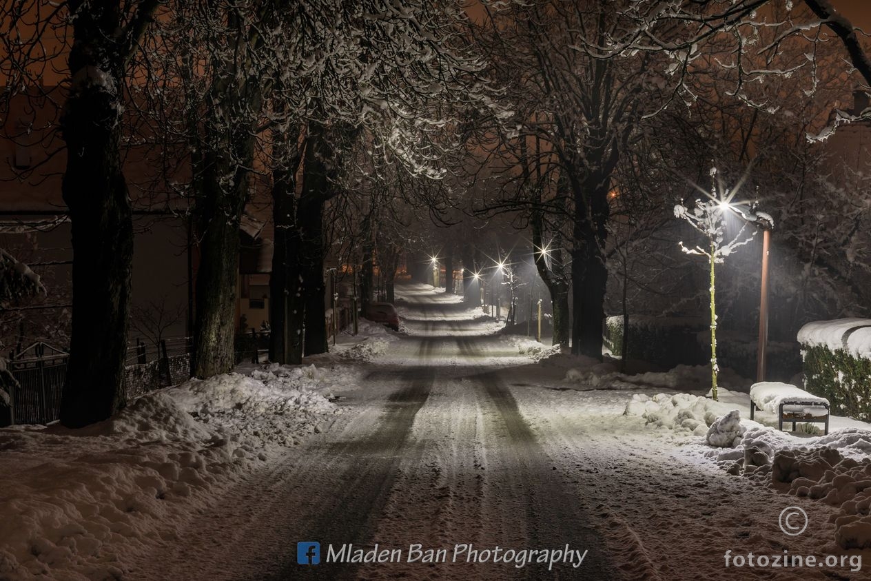 Noćna fotka moje ulice pod snijegom