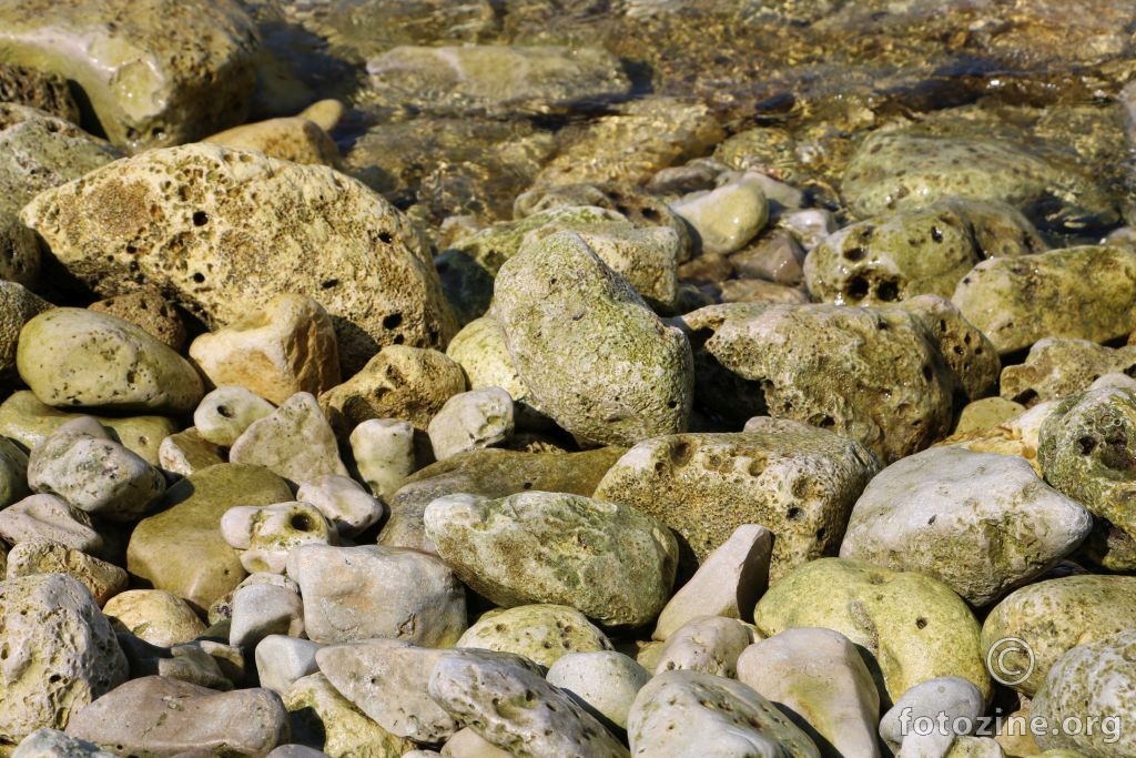 kamenje na plaži