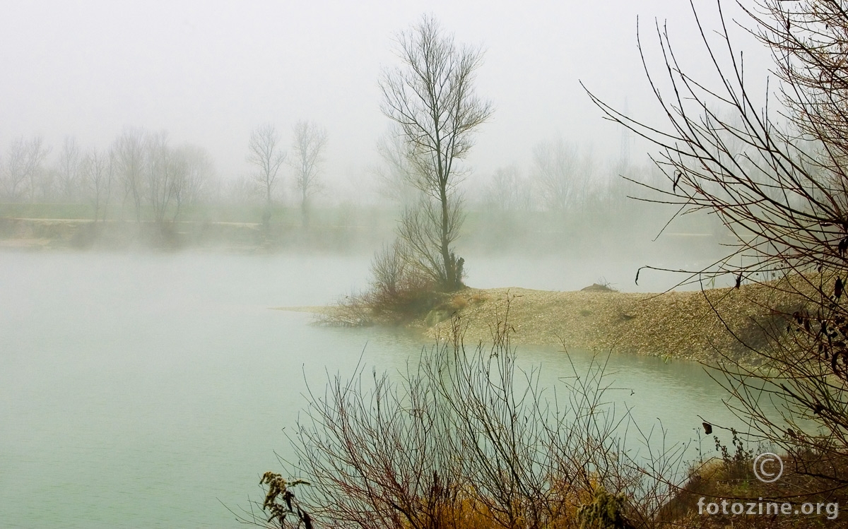 Jezero u magli