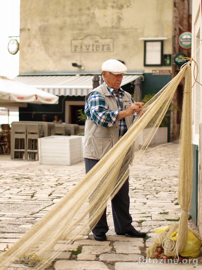 Ribar plete svoju mrezu