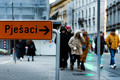 Pješaci desno,…
